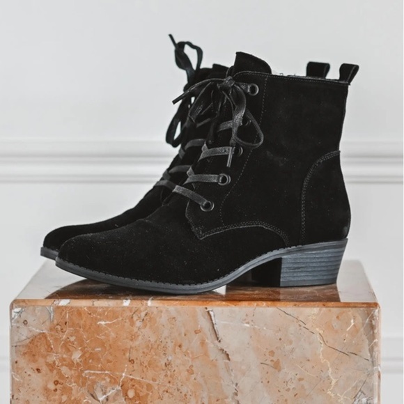 NEW AquaDiva Darie Water Resistant Suede Bootie size 38/7 - Picture 1 of 12